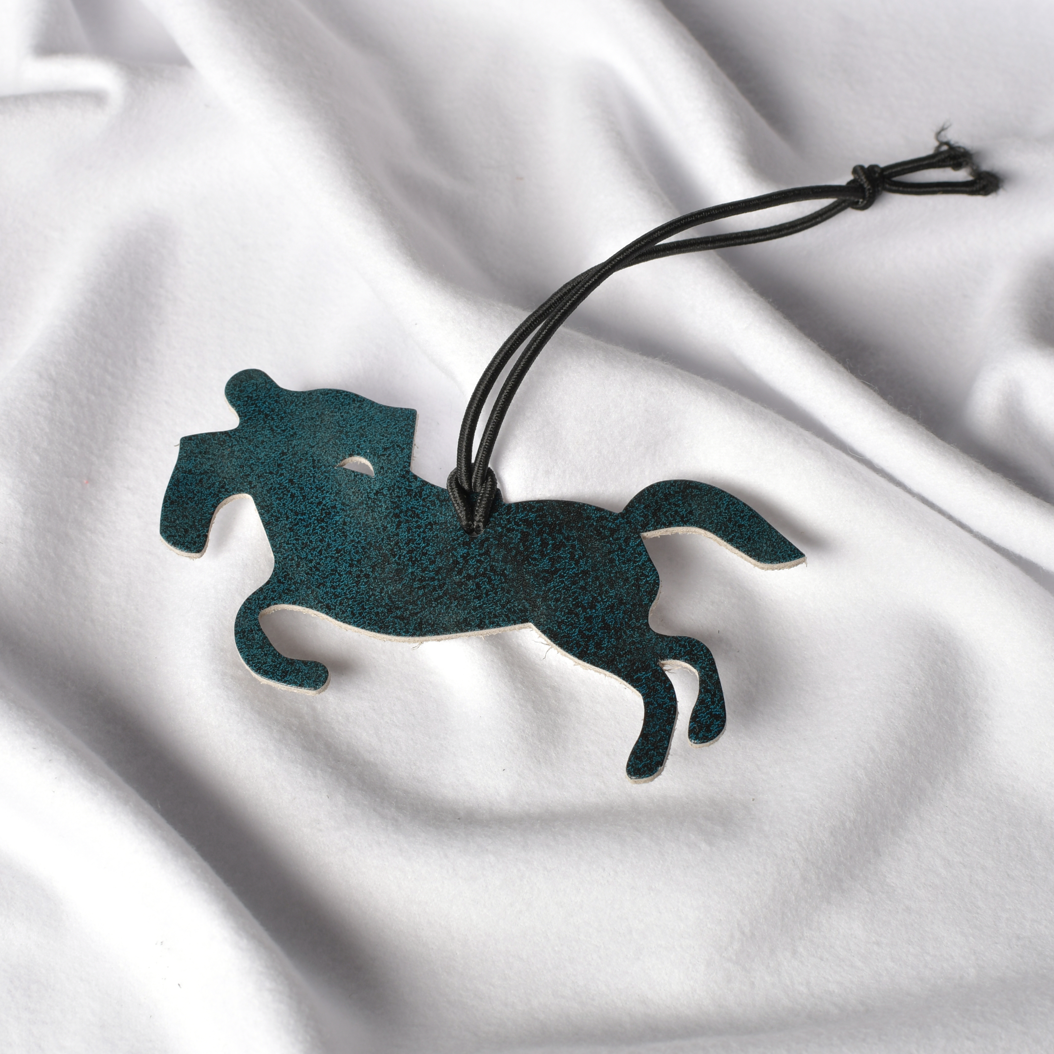 Подвеска для сумки лошадка кожаная конкур изумруд (один размер, PUMP-37-один размер)