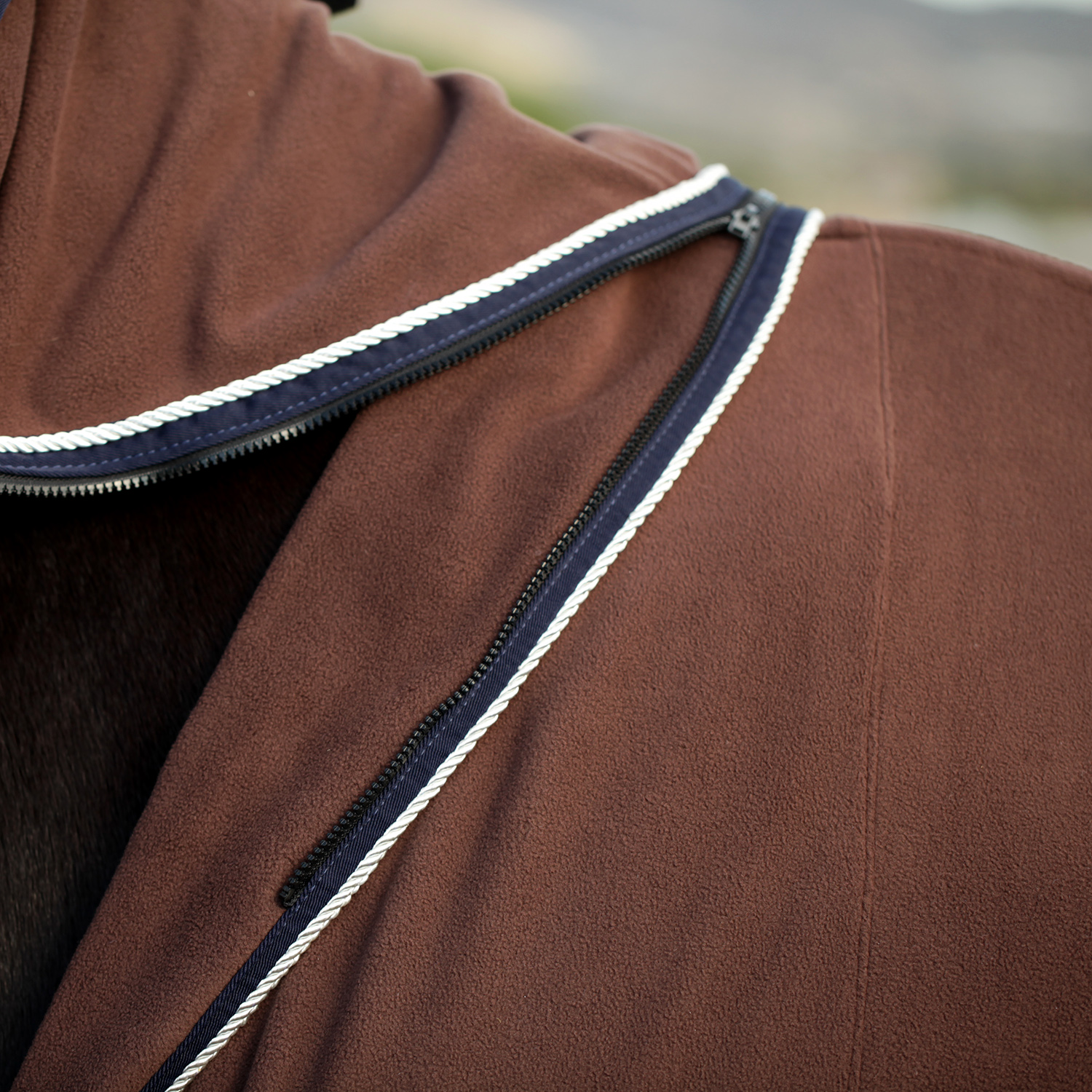 Попона флисовая ROYAL с капором на молнии коричневый