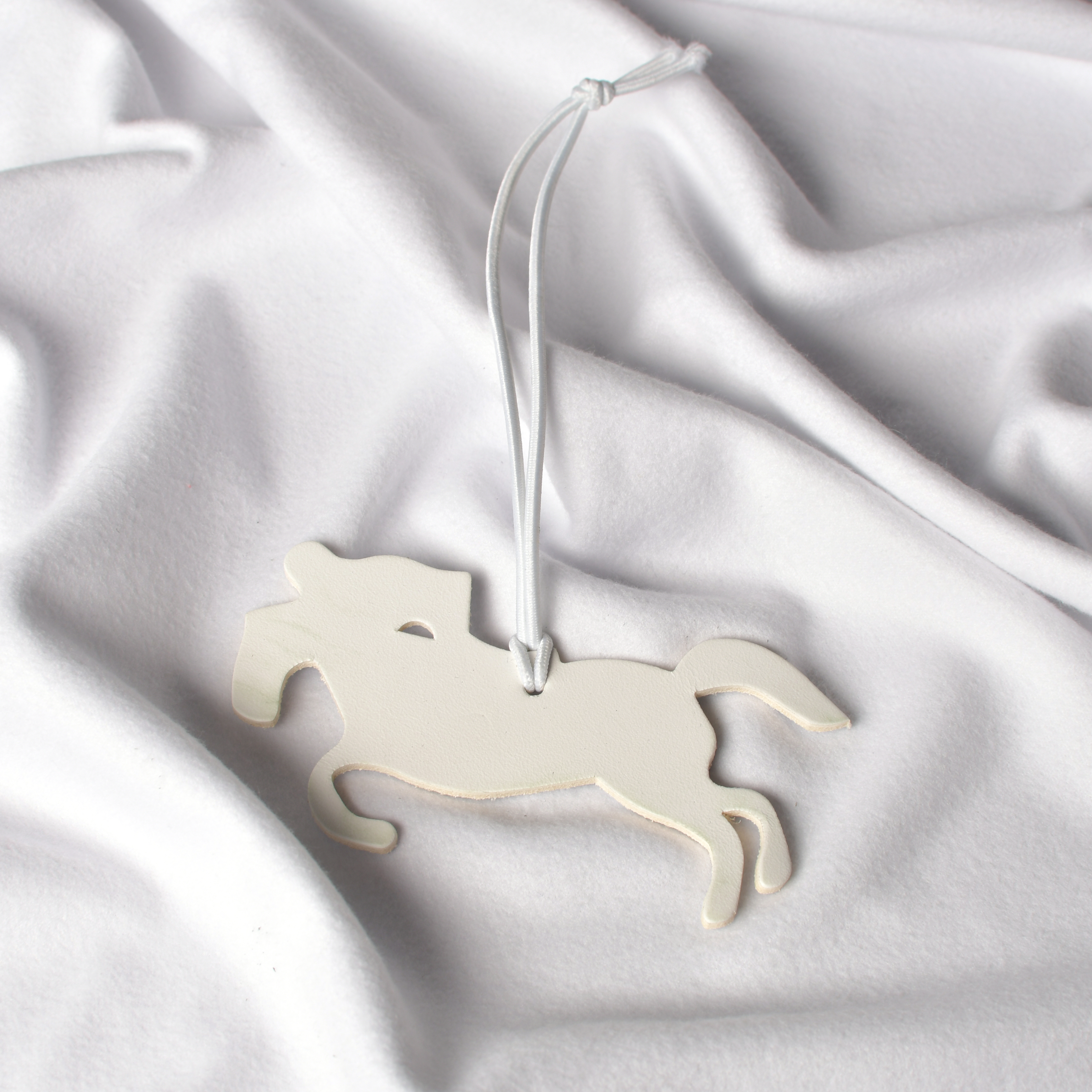 Подвеска для сумки лошадка кожаная конкур белый