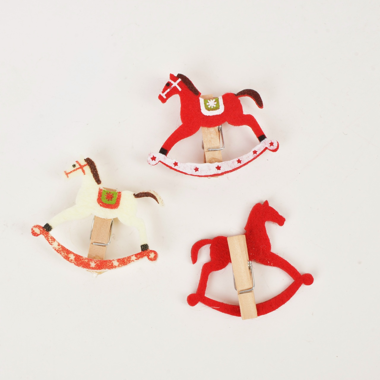 Украшение прищепка лошадка красная